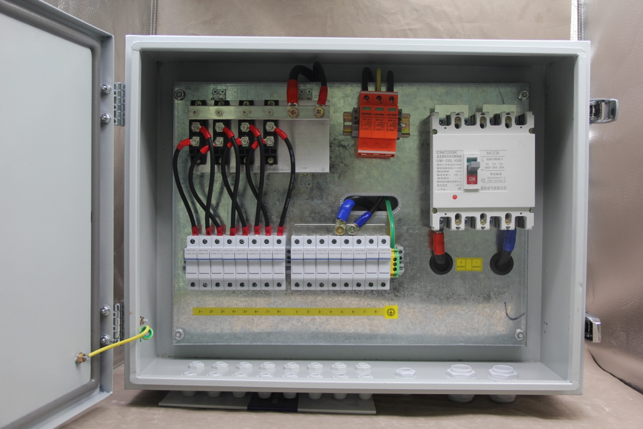 Schets het principe en de toepassing van de fotovoltaïsche Combiner Box